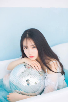 西施流眼泪翻白眼咬铁球图片